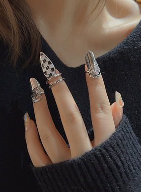 小众设计个性棋盘格开口指甲戒指甜酷风镶钻美甲戒指环护甲戒配饰