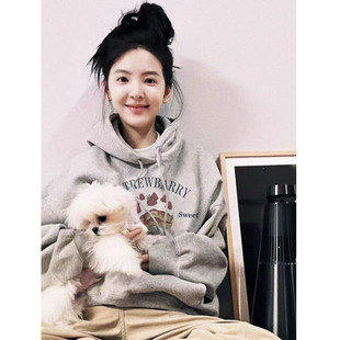 日本灰色连帽卫衣女明星同款氛围感穿搭秋冬慵懒松弛感加绒外套潮