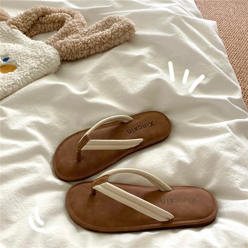 软软踩屎感人字拖女2024