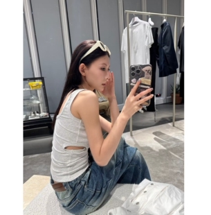 性感甜辣侧挖洞镂空U领背心春夏新款显瘦设计感胸垫百搭纯色上衣