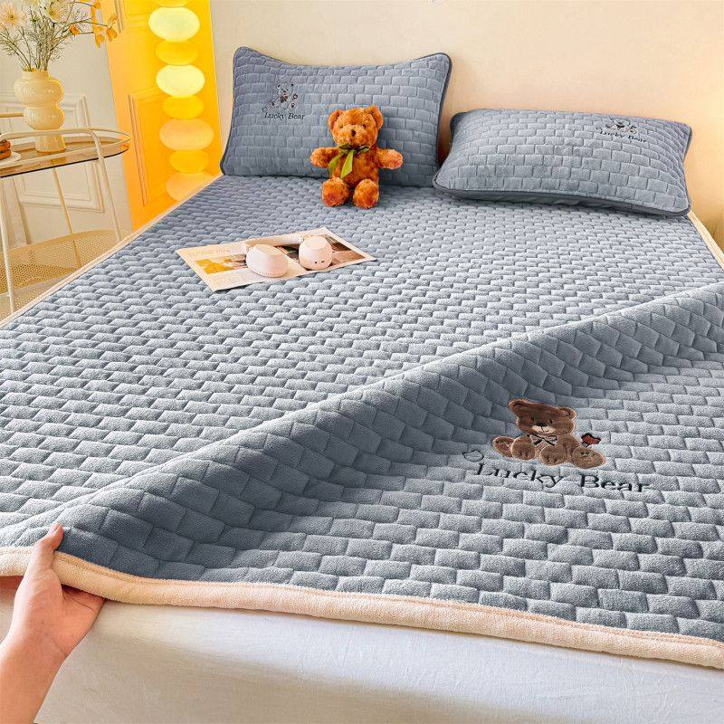 秋冬新棉绒幸运熊刺绣夹棉床褥枕套三件套家用学生铺底两件套软垫