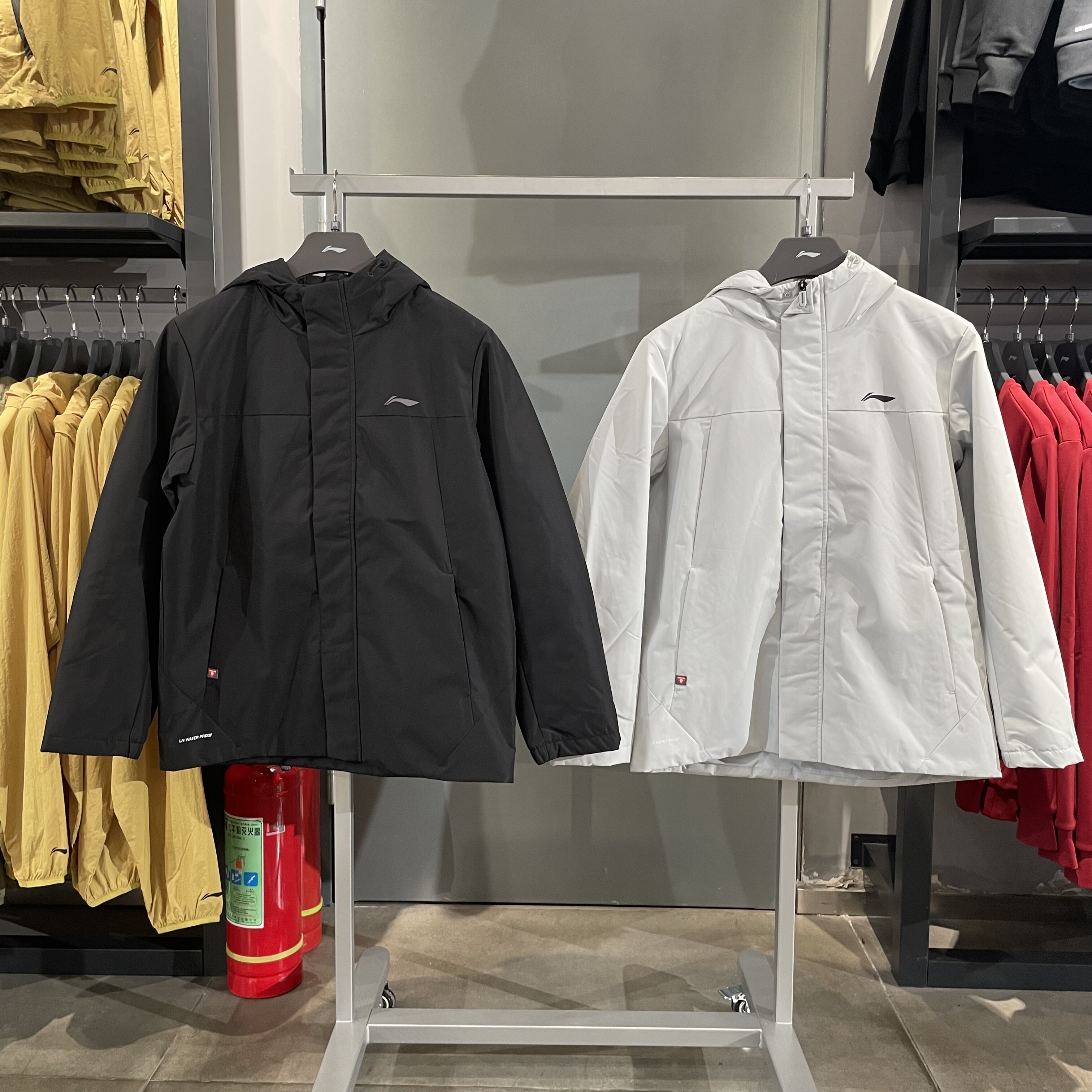 李宁男子冬新防风连帽短棉服外套