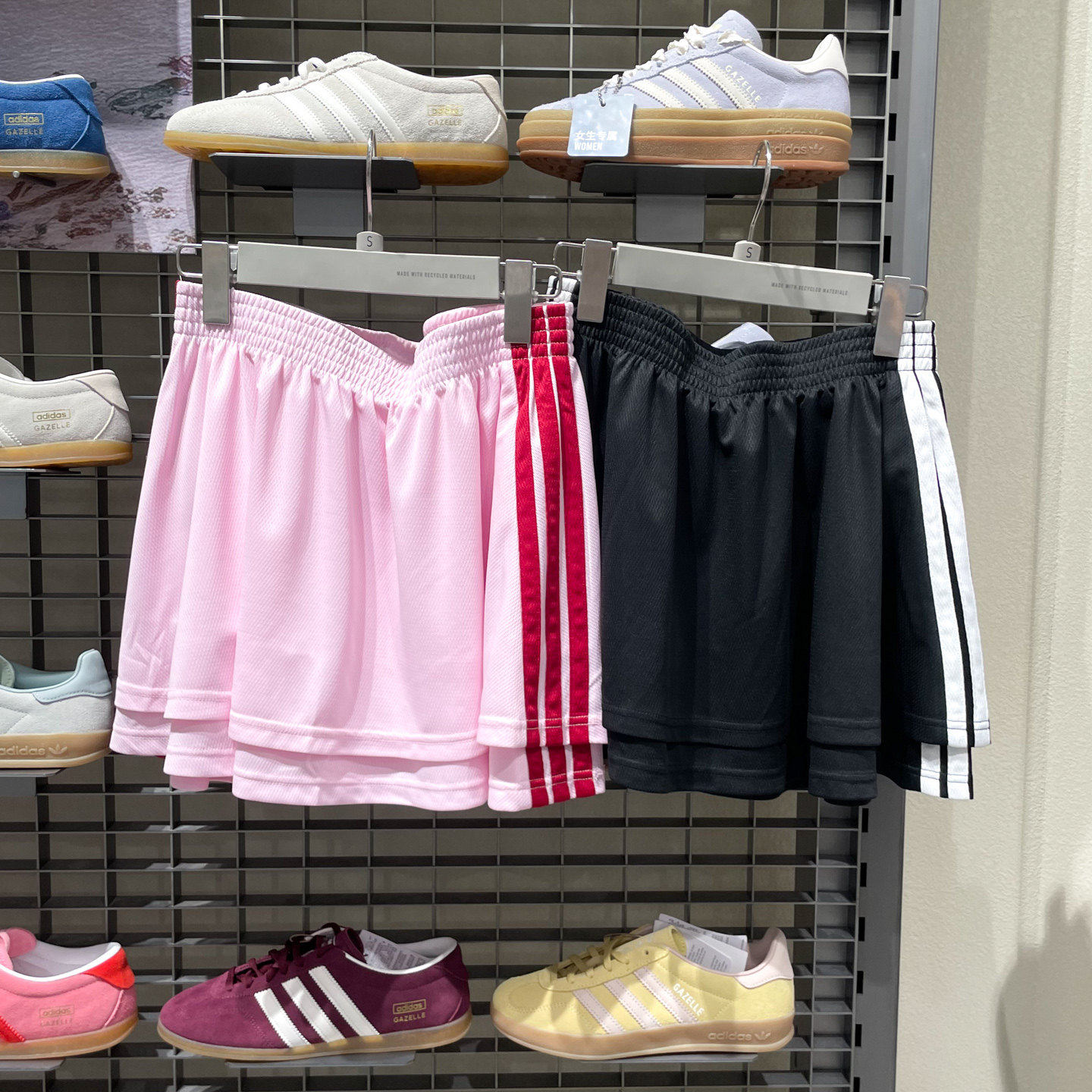 正品阿迪达斯短裙女春季新款双层A字裙足球风运动半身裙子 KB6099