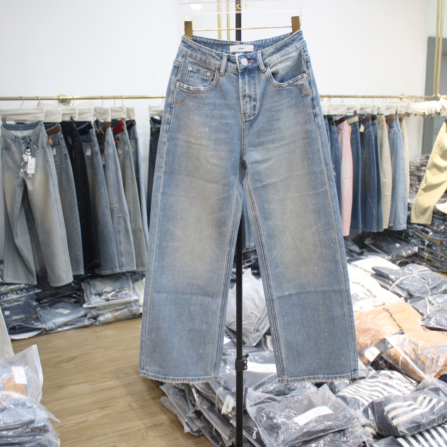 艾拿28753浅蓝高腰烫钻宽松直筒牛仔裤2026年春季女满天星阔腿裤