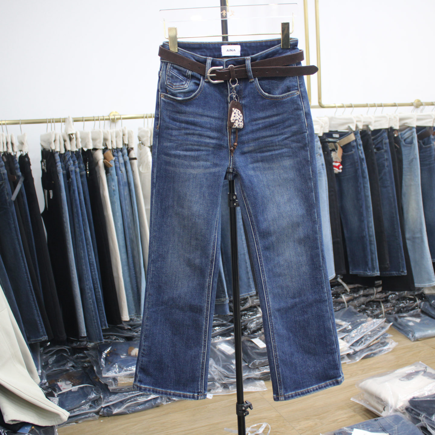 艾拿87607蓝色水洗植绒牛仔微喇裤2025年冬季女装显瘦保暖九分裤