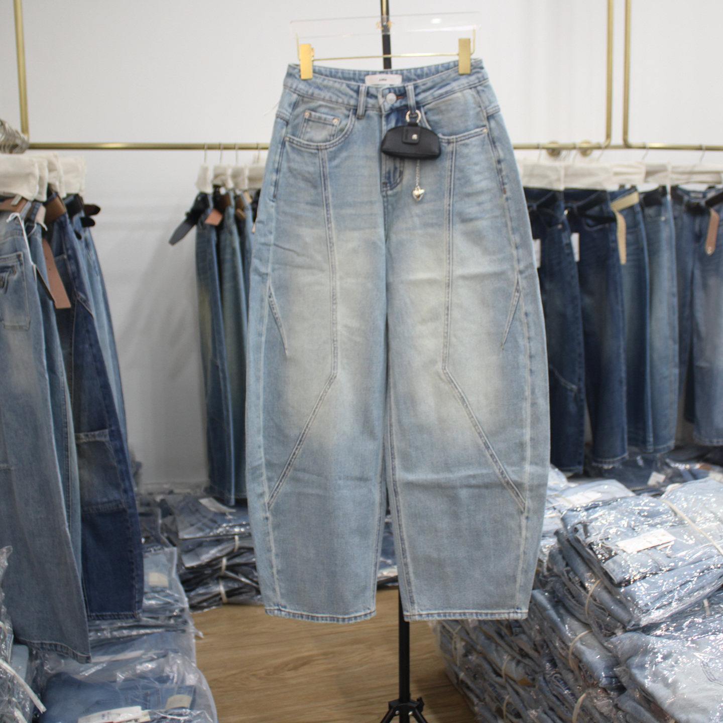 艾拿28791浅蓝色水洗宽松牛仔弯刀裤2026年春季新款女显瘦阔腿裤