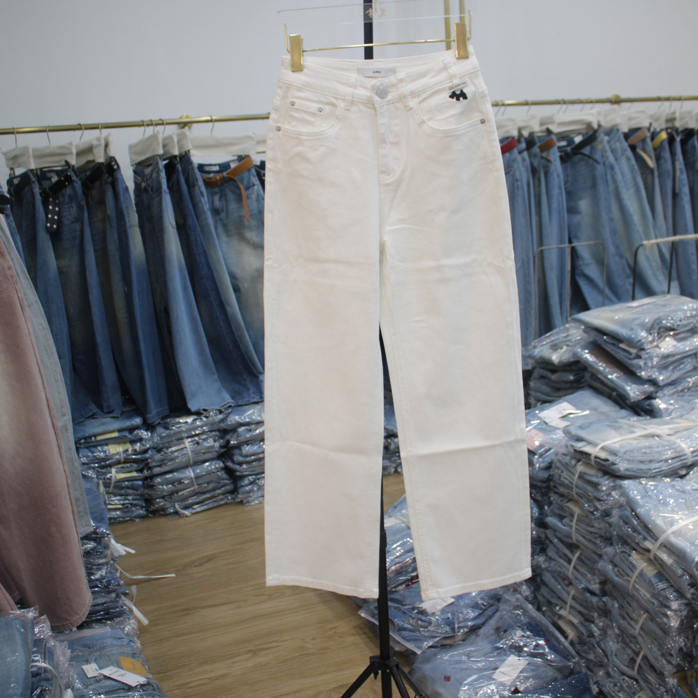 艾拿28829高腰白色宽松直筒牛仔裤2026年春夏新款女装窄版阔腿裤