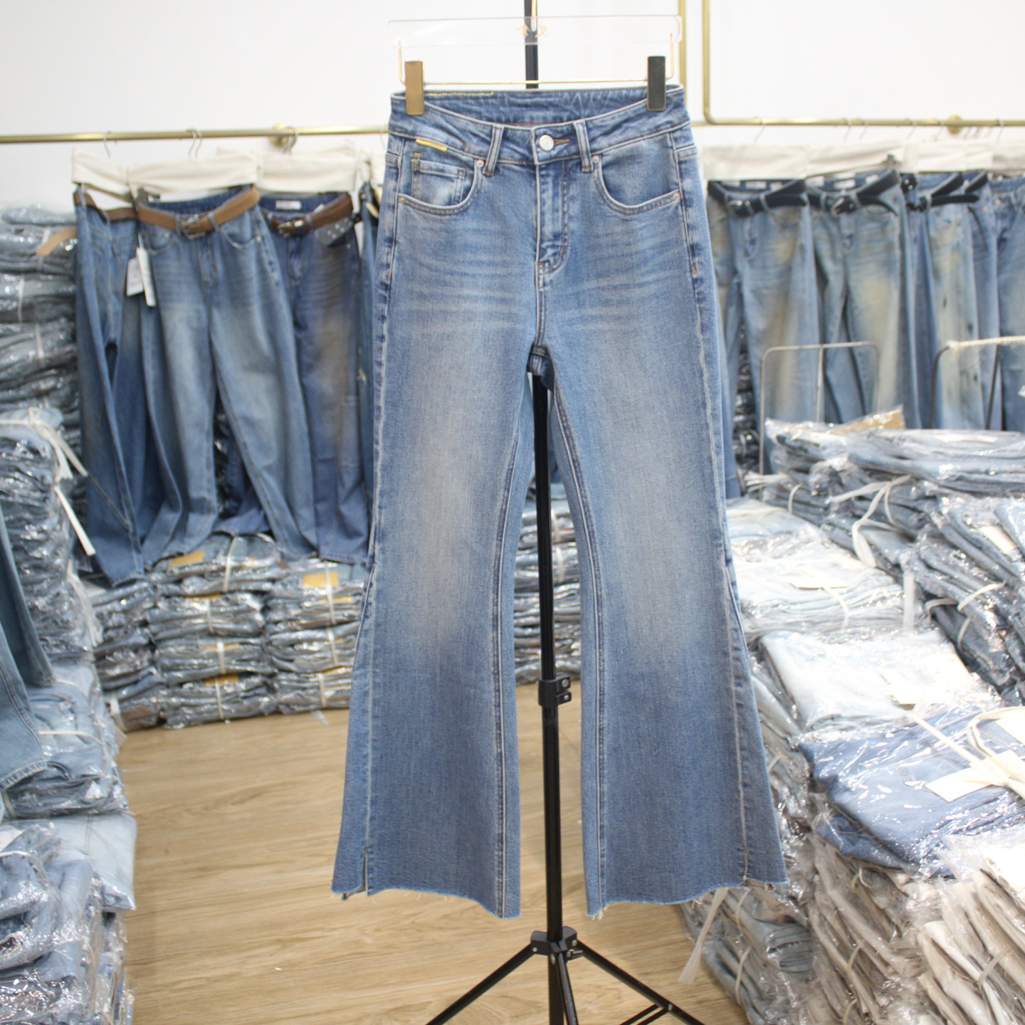 艾拿82820浅蓝色修身牛仔微喇裤2026年春季新款女装高腰显瘦长裤