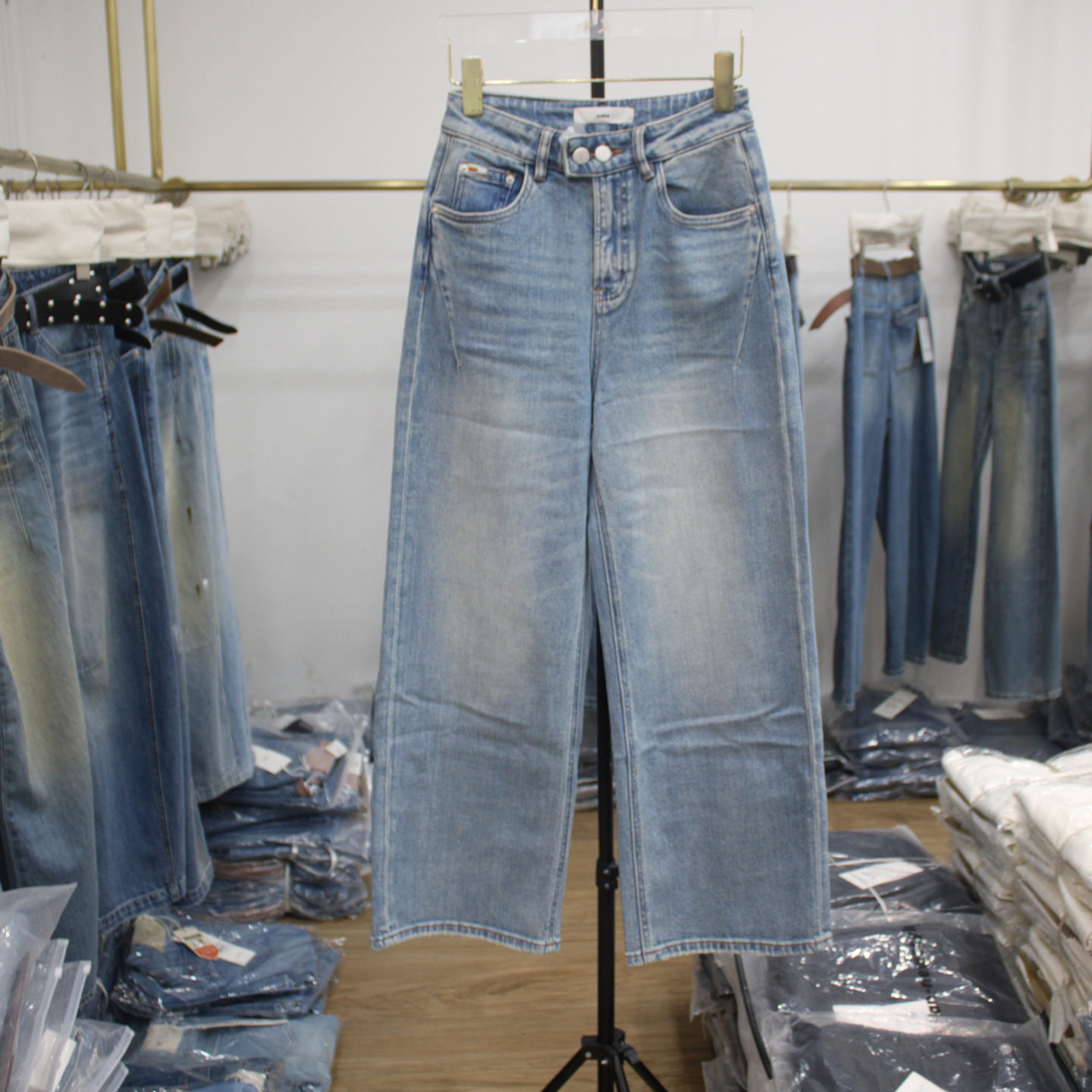 艾拿89101浅蓝色宽松直筒牛仔裤2026年春季新款女显瘦窄版阔腿裤