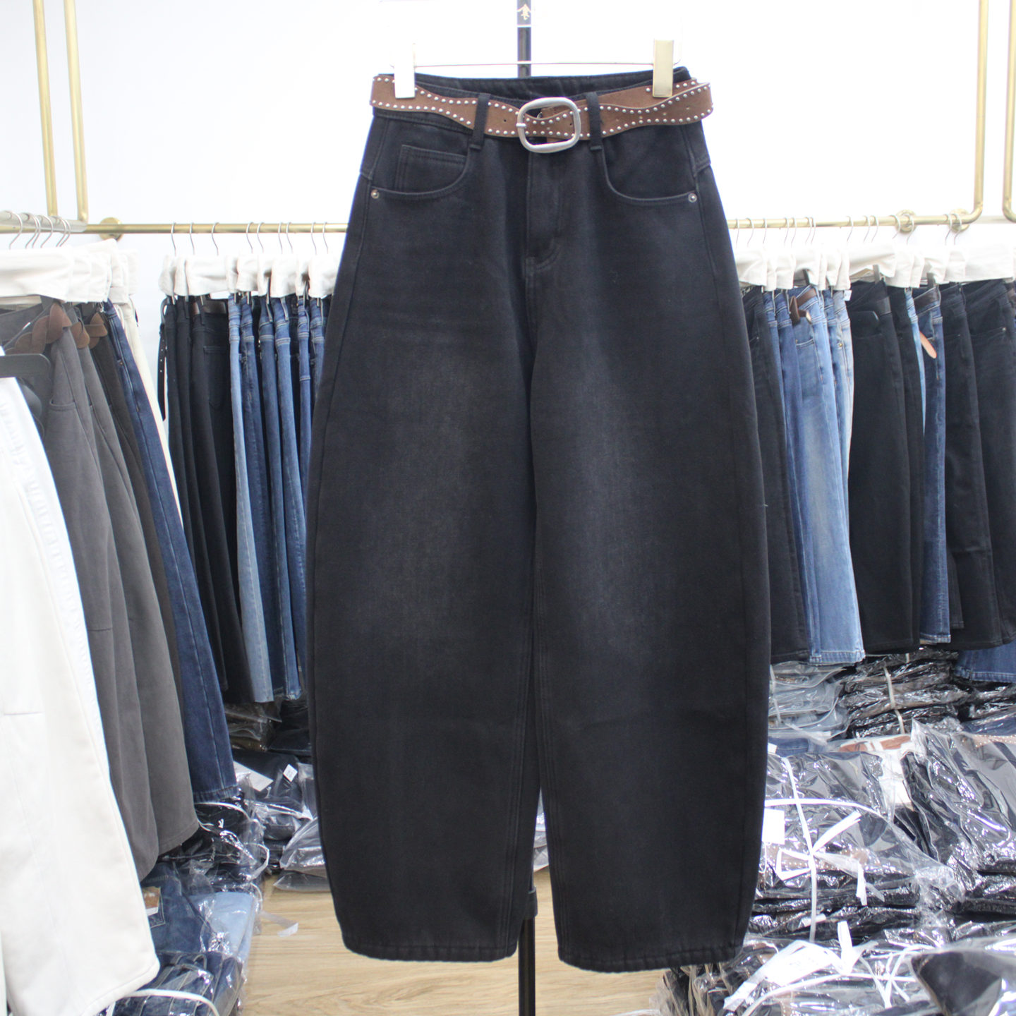 艾拿55107黑灰色复合绒宽松阔腿牛仔裤2025年冬季女装显瘦弯刀裤