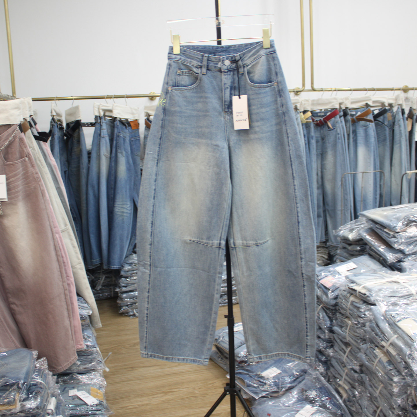 艾拿A816267浅蓝色高腰宽松牛仔弯刀裤2026年春季女装显瘦阔腿裤