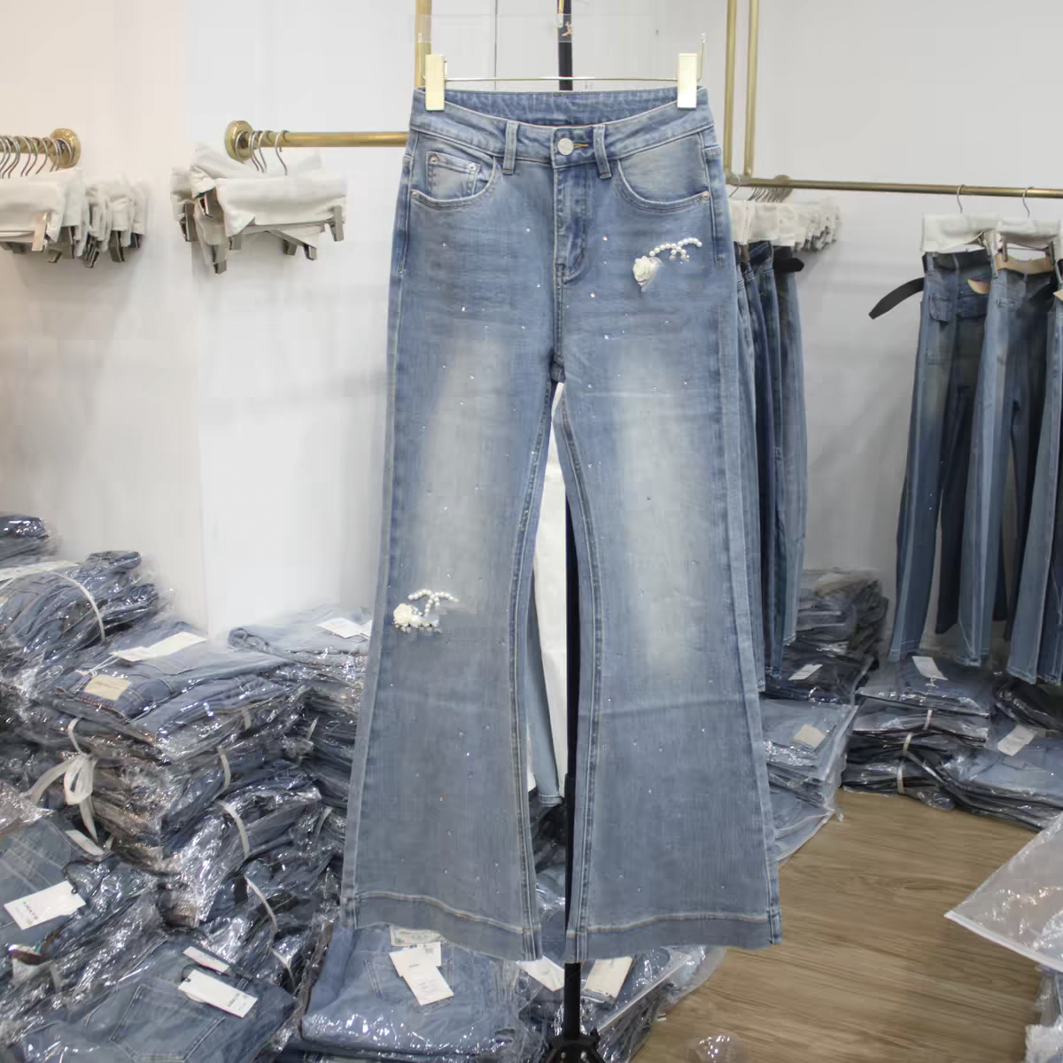 欧货B8538浅蓝水洗烫钻修身牛仔微喇裤2026年春季新款女显瘦长裤