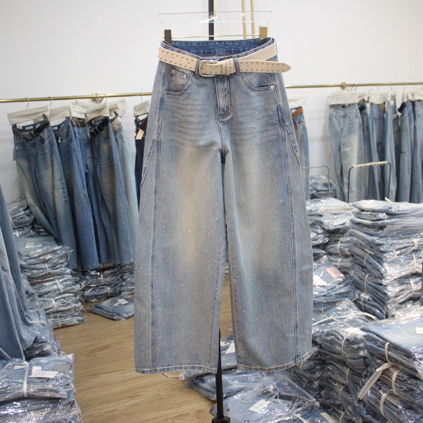 艾拿H2893浅蓝色烫钻高腰宽松牛仔弯刀裤2026年春季女显瘦阔腿裤