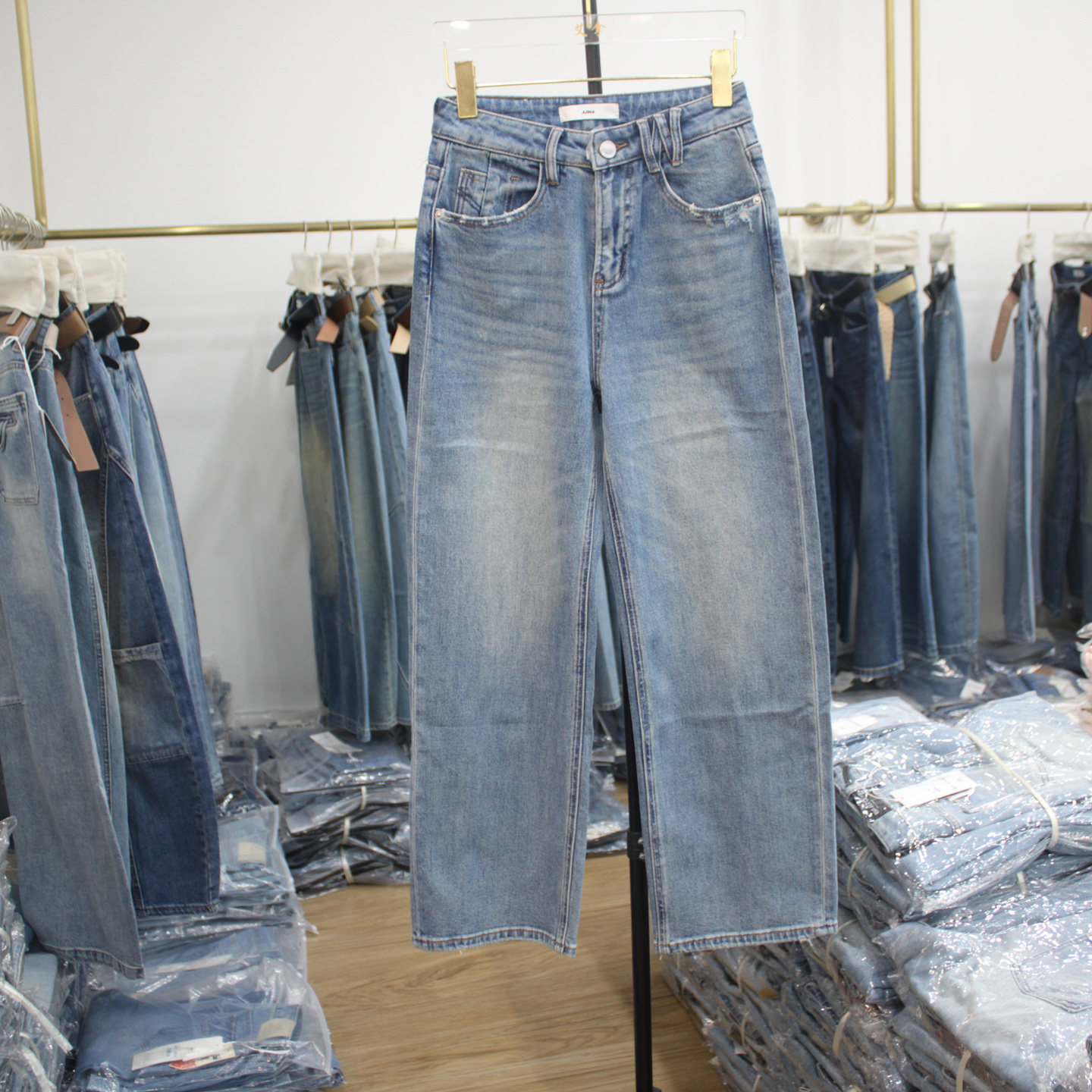 艾拿28801浅蓝色水洗直筒牛仔裤2026年春季新款女显瘦窄版阔腿裤