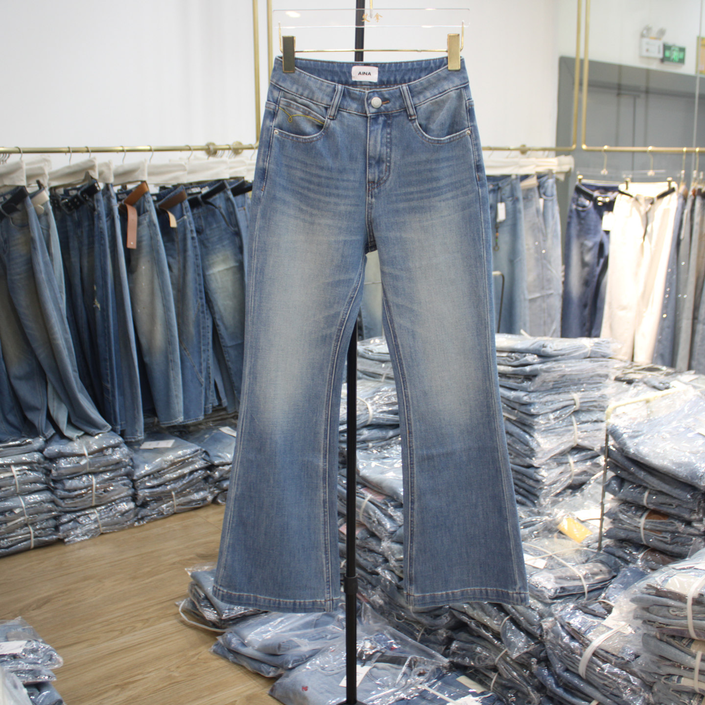 艾拿23957蓝色高腰修身牛仔微喇裤2026年春季新款女装显瘦长喇裤