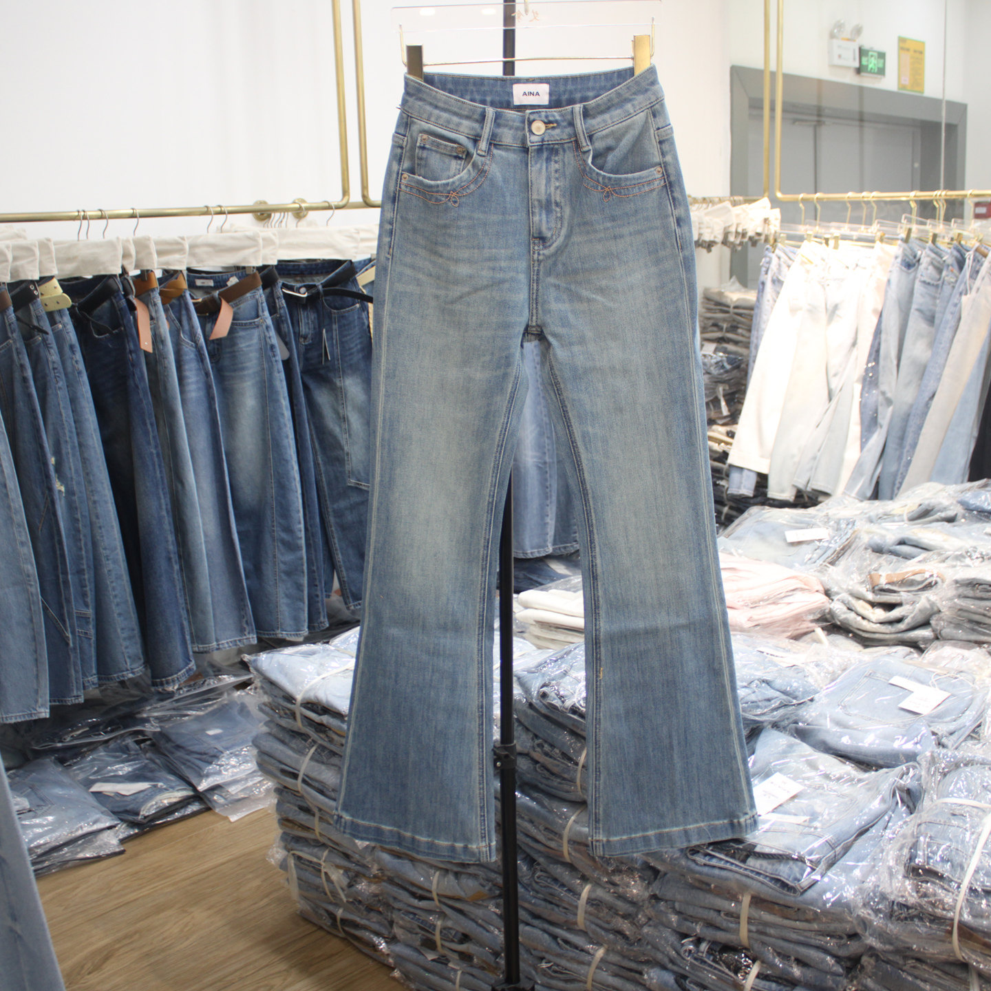 艾拿1601浅蓝色修身时尚牛仔微喇裤2026年春季新款女装显瘦长裤