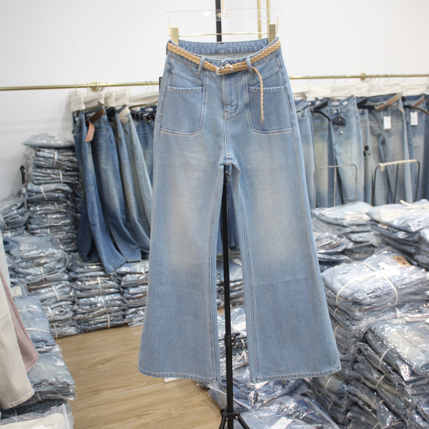 艾拿18533浅蓝色高腰时尚牛仔微喇裤2026年春季新款女四面弹长裤