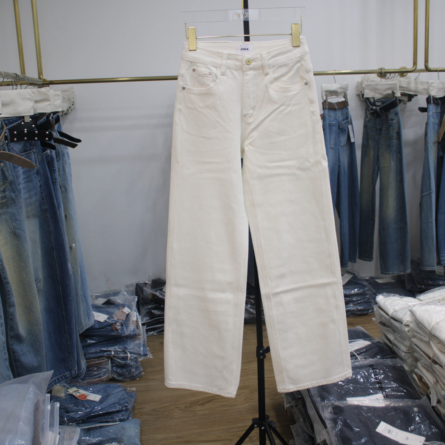 艾拿97211白色时尚窄版直筒牛仔裤2026年春季新款女装显瘦长裤子