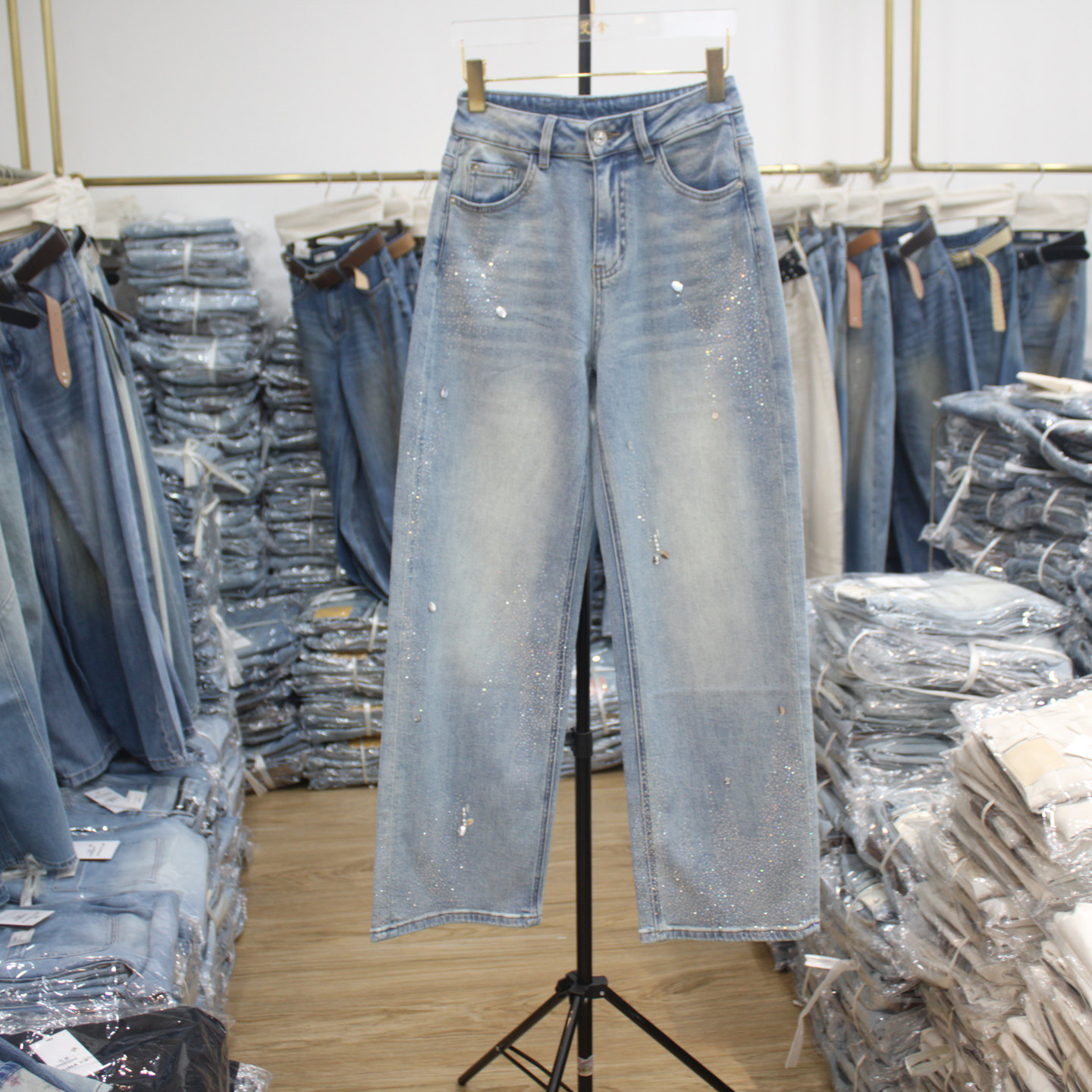 艾拿8389浅蓝色烫钻高腰直筒牛仔裤2026年春季新款女装窄版阔腿裤