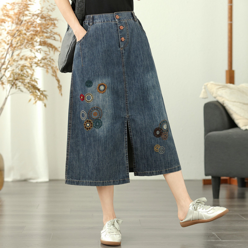 2025春季新款 简约花朵刺绣勾花牛仔半身裙 宽松高腰纽扣A字裙女