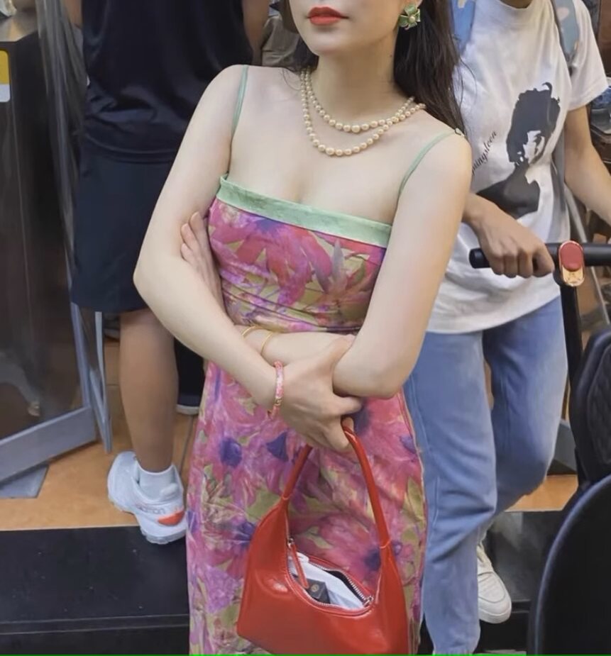 性感吊带连衣裙修身显瘦包臀裙成都太古里网红同款夜店女装碎花裙