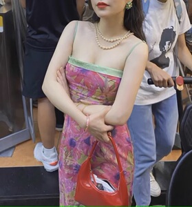性感吊带连衣裙修身显瘦包臀裙成都太古里网红同款夜店女装碎花裙