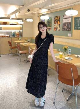 Randomly distribute miscellaneous clothing tops and pants