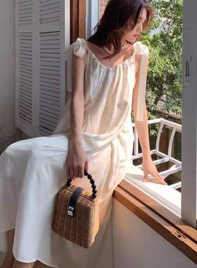 Randomly distribute miscellaneous clothing tops and pants