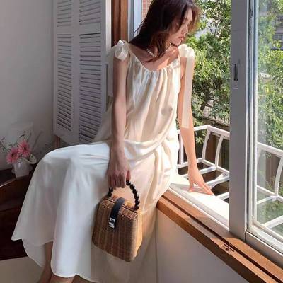 Randomly distribute miscellaneous clothing tops and pants