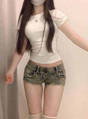 Randomly distribute miscellaneous clothing tops and pants