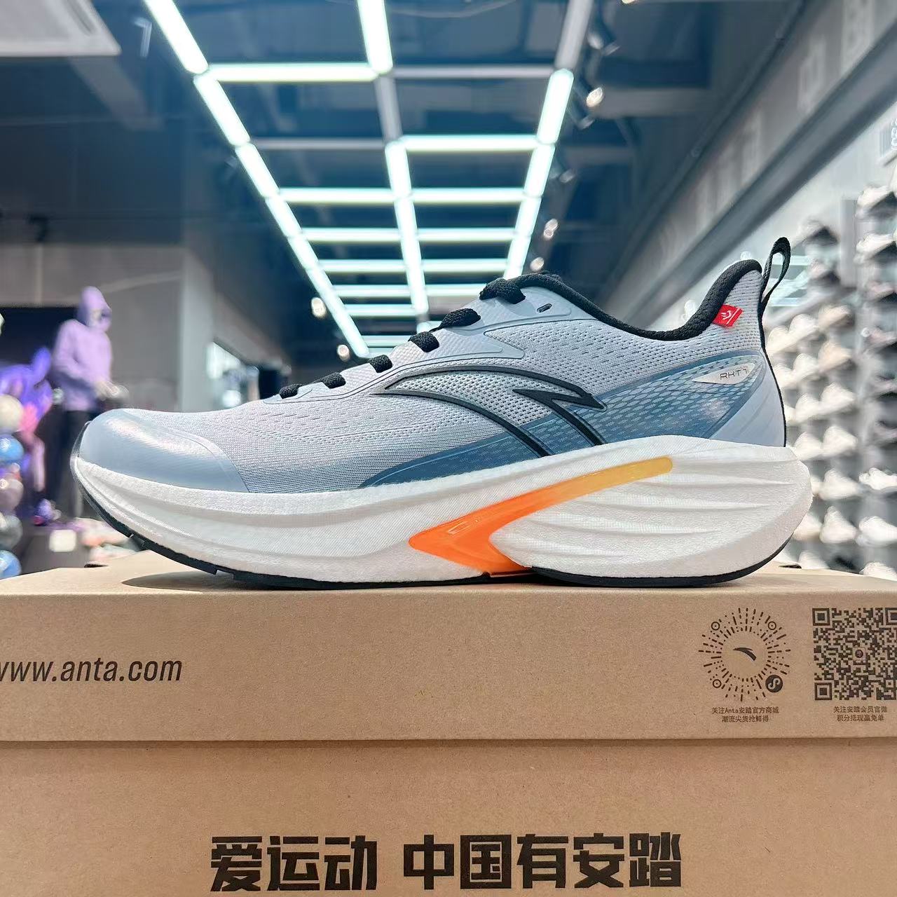 安踏男鞋跑鞋火箭氮科技防泼水