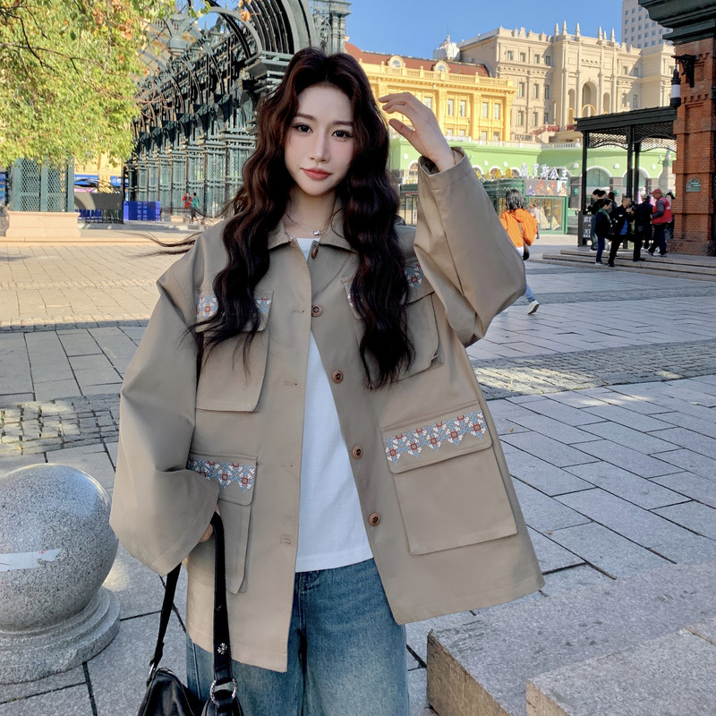 卡其色翻领刺绣多口袋风衣外套女