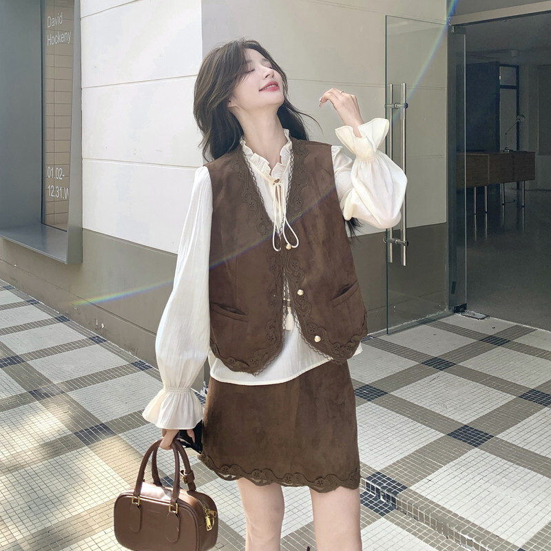 美拉德色麂皮绒马甲短裙打底衫套装三件套女早春秋洋气不撞款穿搭