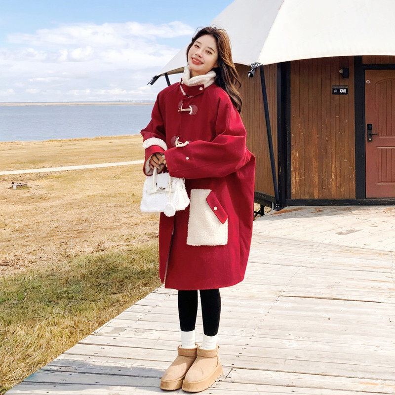 羊羔毛拼接红色呢大衣女2026新款秋冬高级感赫本风长款毛呢厚外套