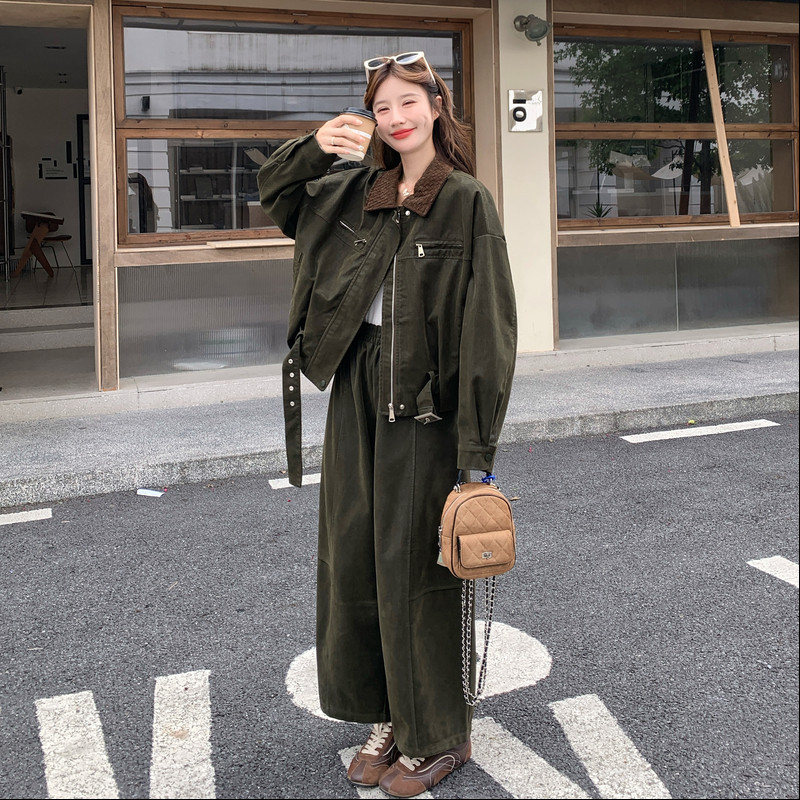 绿色复古风工装穿搭套装女2026秋新款设计感翻领夹克阔腿裤两件套