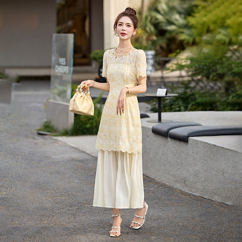 高级感法式轻奢连衣裙女夏新款收腰显瘦短袖蕾丝拼接假两件长裙子