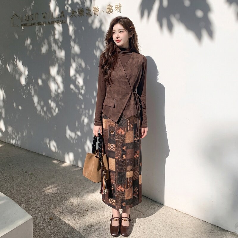 咖色马甲打底衫印花半身裙套装女