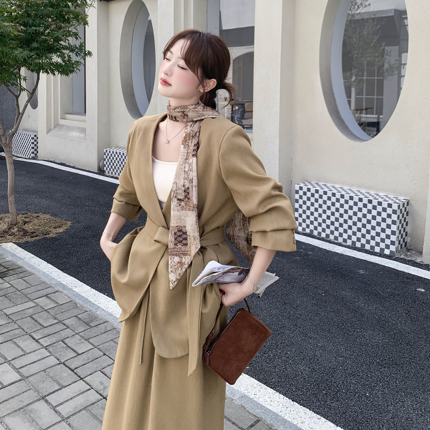 法式松弛感西装套装女2026秋季新款轻熟风西服外套围巾长裙两件套