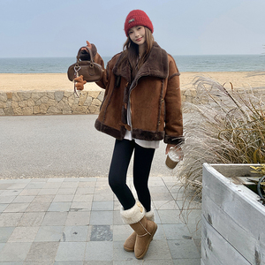 咖色麂皮绒皮毛一体羊羔毛外套女2025新款爆款秋冬加绒加厚机车服图片