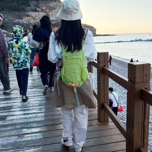 轻便大容量徒步登山双肩包