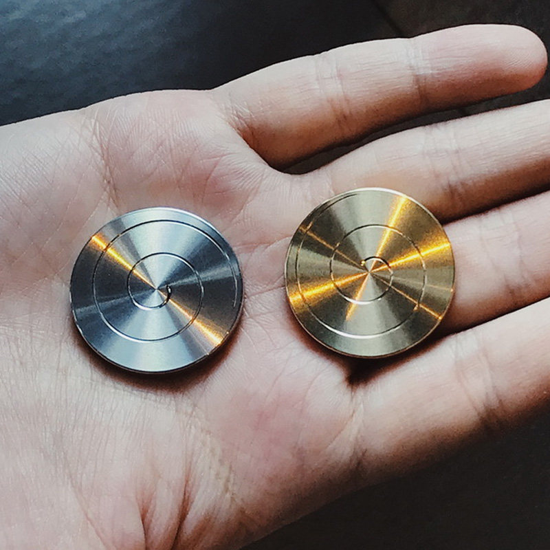 硬币手捻桌面陀螺金属手指旋转edc玩具解压神器无聊打发时间减压