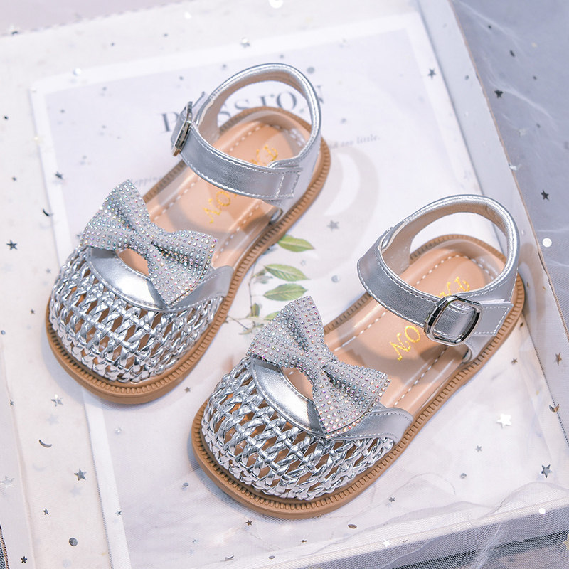 女童外穿镂空包头凉鞋2026夏季水钻中大童魔术贴软底公主鞋沙滩鞋