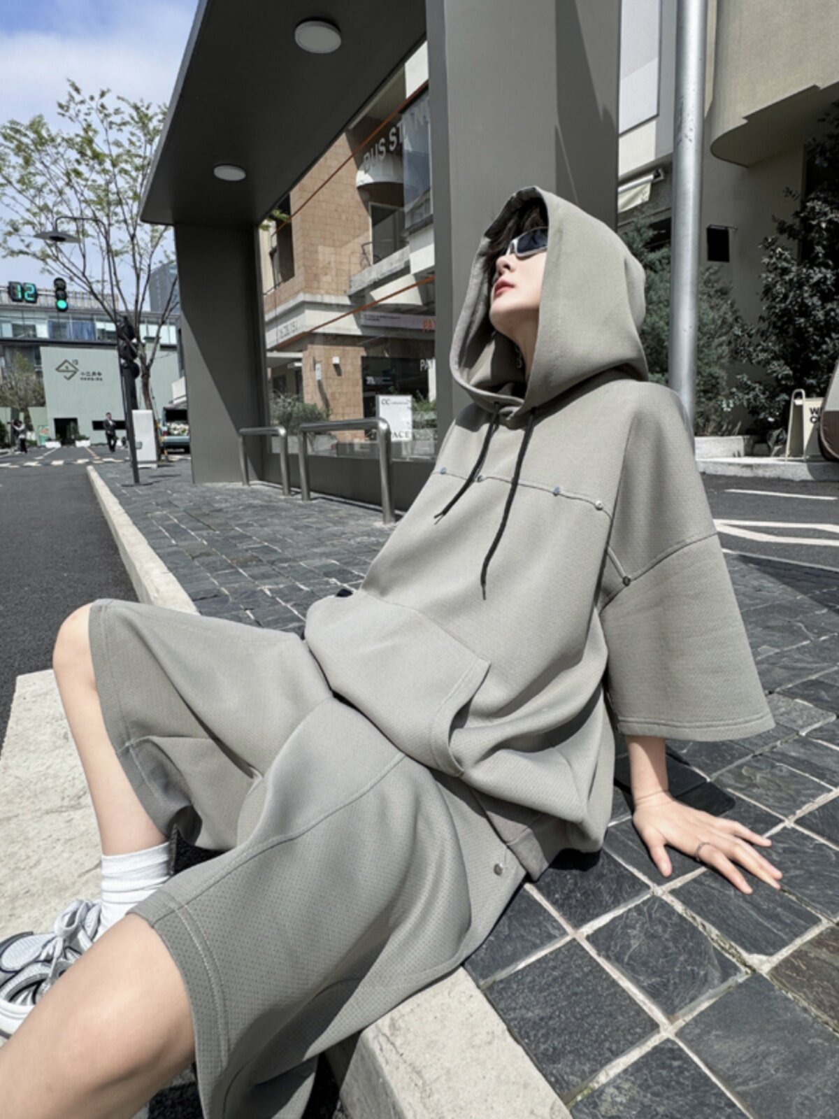 여름 패션 유행 맞춤형 리벳 디자인 후드 반팔 운동복 남성 느슨한 게으른 캐주얼 반바지 정장