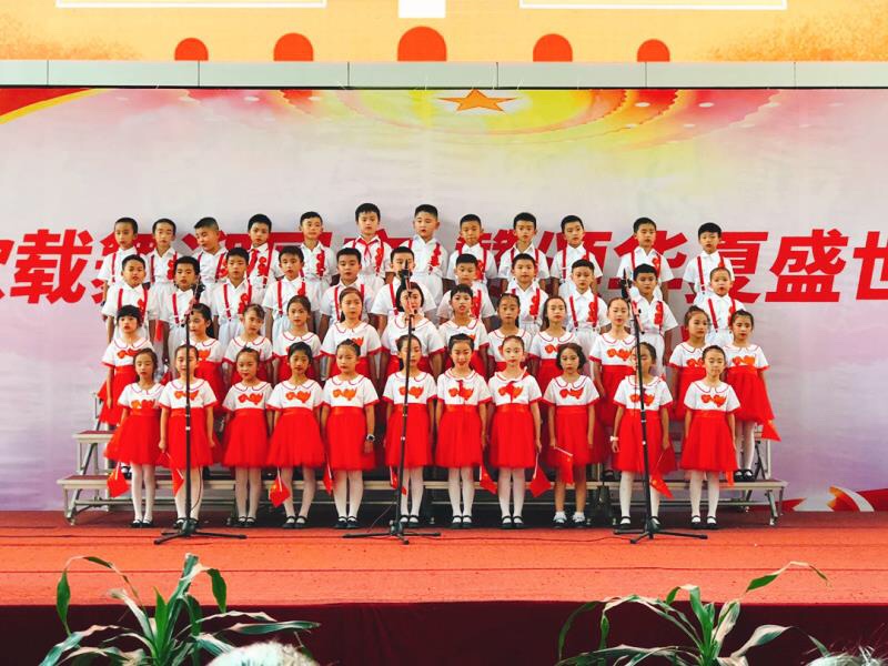 中小学生红领巾合唱服唱红歌演出