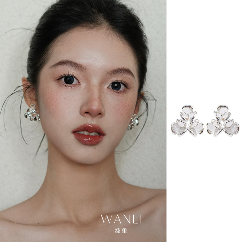 挽里透明亚克力三角花朵2026新款爆款耳环精致小巧耳饰耳钉耳饰女