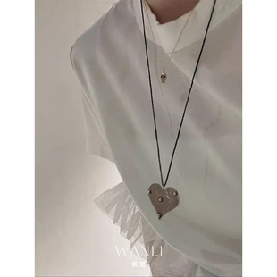 挽里2026新款银色爱心黑绳毛衣链时尚高级感轻奢小众女款项链配饰