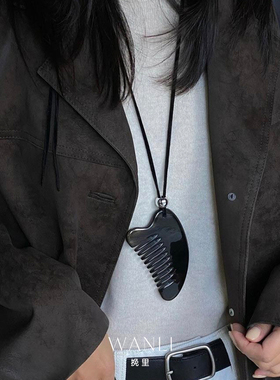 挽里铜镀白金黑色牛角梳毛衣链女