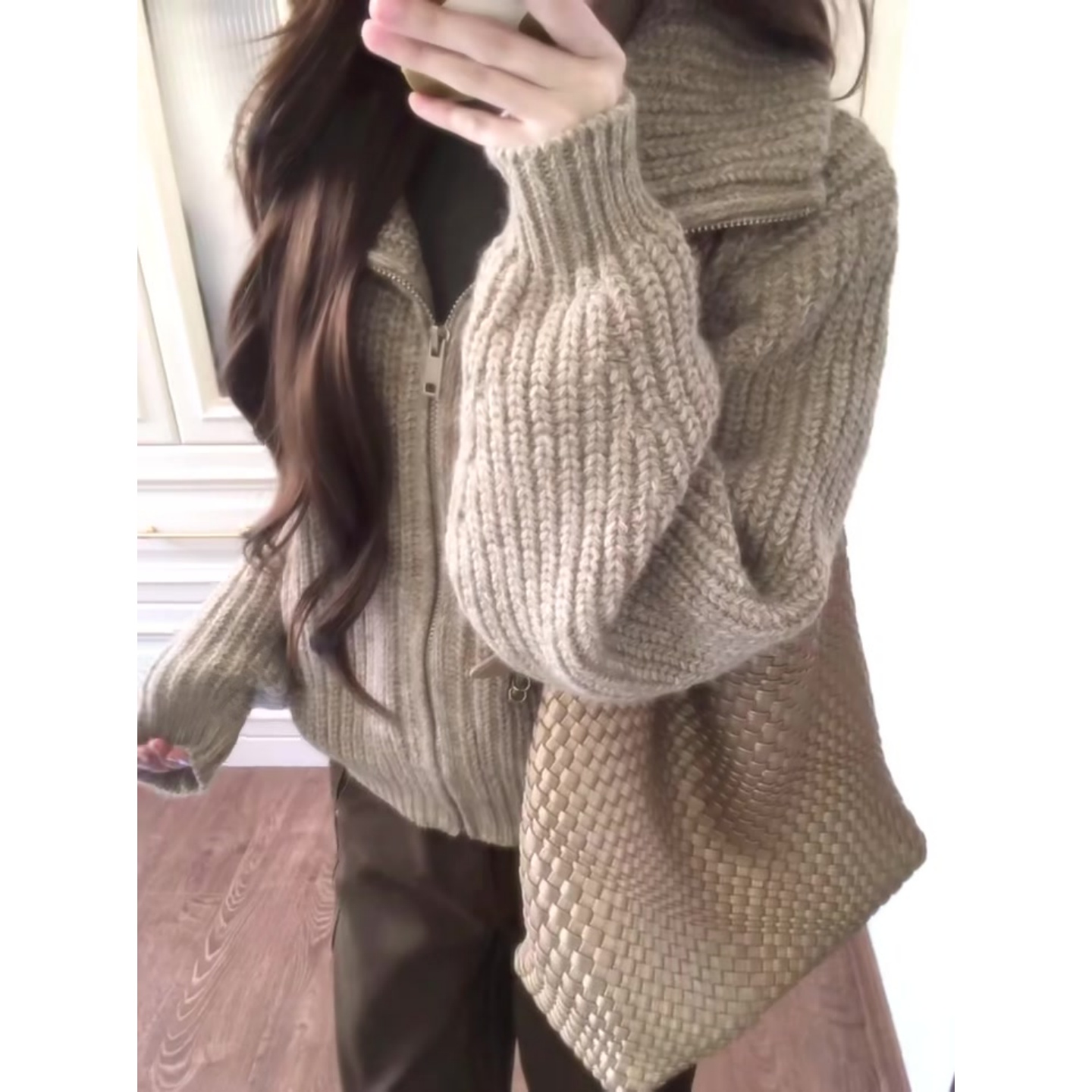 燕麦色大翻领拉链毛衣外套女