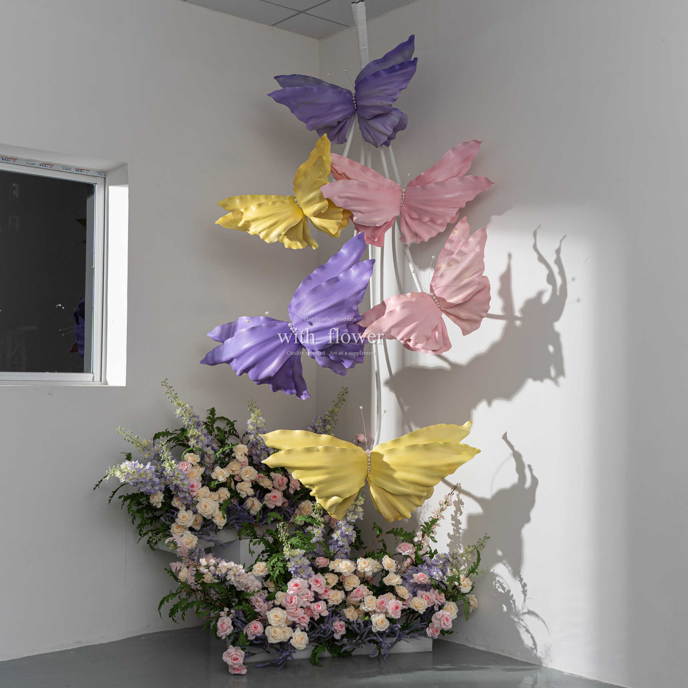 EVA蝴蝶花大型手绘喷色泡沫花商场中庭吊顶DP小红书美陈浅色道具