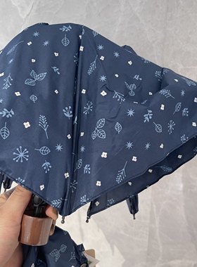 外贸原单一甩干超泼水轻巧折叠雨伞耐脏学生便携抗风深蓝色小碎花